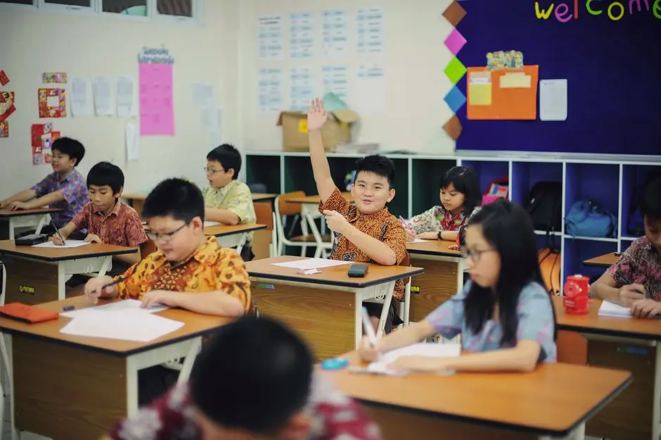 Gedung sekolah sederhana dengan siswa belajar di lingkungan yang nyaman